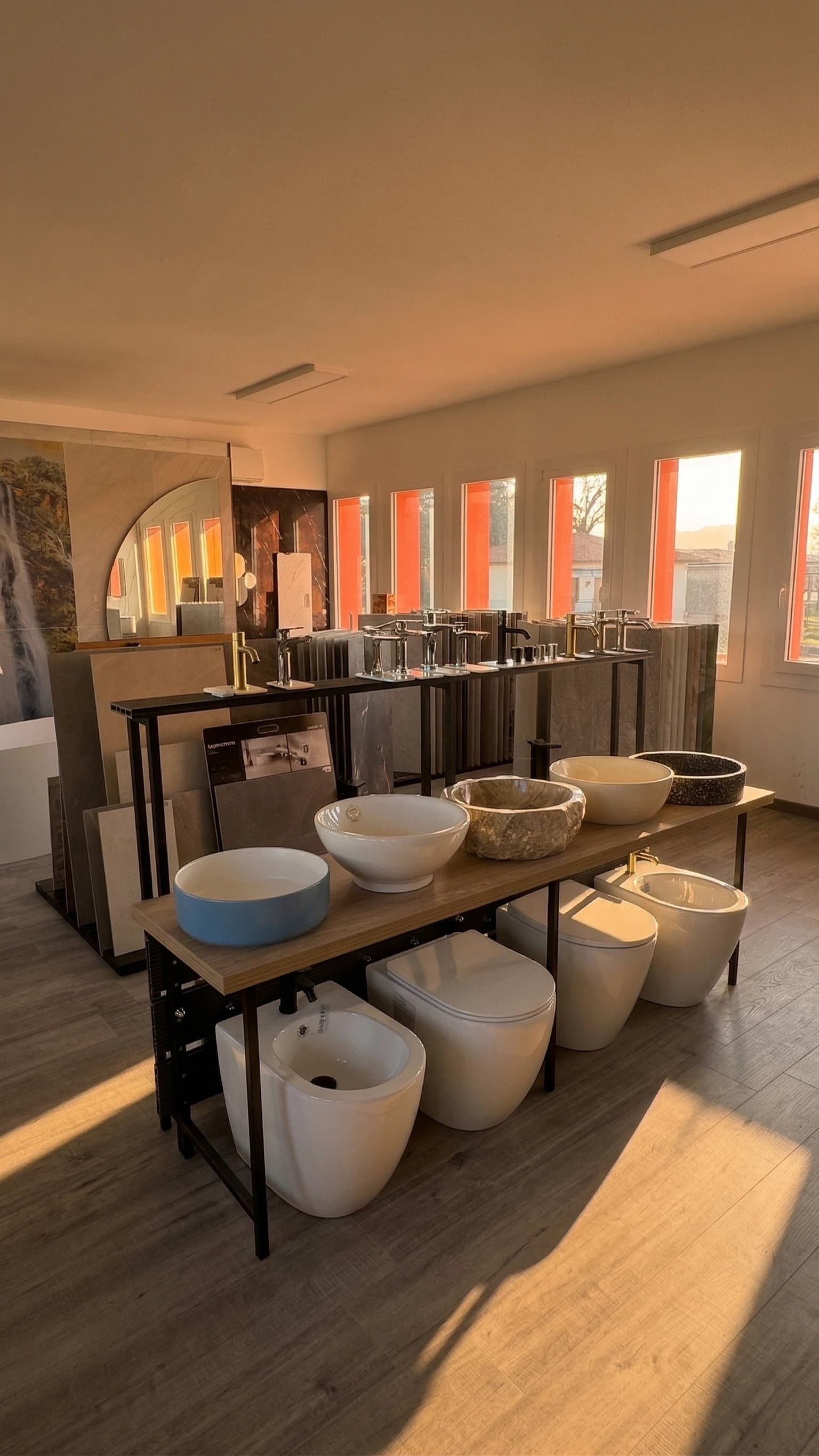 Esposizione di sanitari e lavabi da appoggio nello showroom