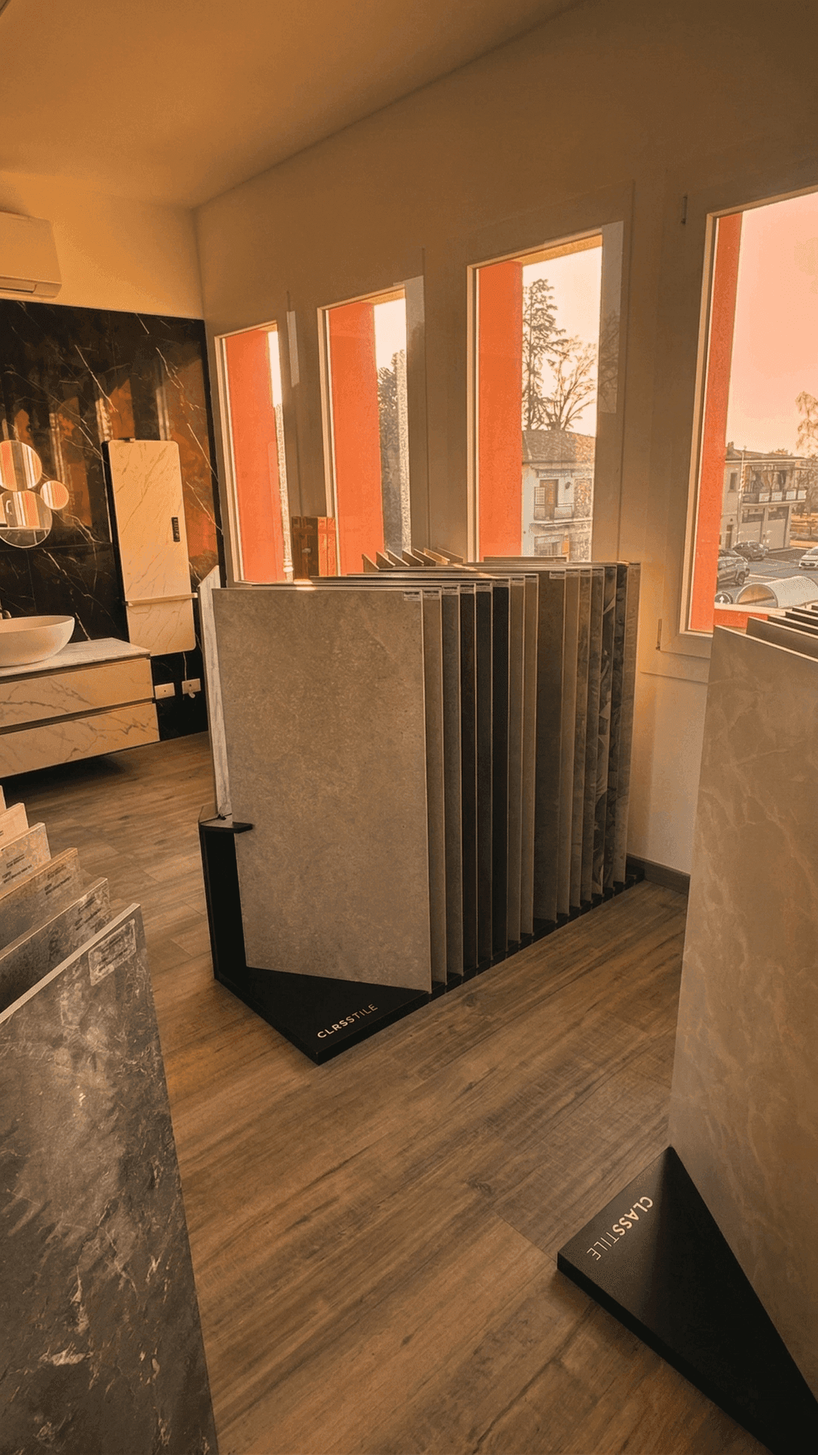 Campionari di ceramiche e gres porcellanato accanto alle finestre dello showroom